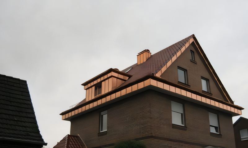 Klinkerhaus mit rotem Ziegeldach, Kupfergaube und umlaufender Kupfertraufe, Blick von der Straße